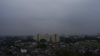 Udara tercemar dari negara tetangga India memperparah masalah, kata pihak berwenang, karena badai di Teluk Benggala memicu hujan lebat dan angin kencang melintasi Sri Lanka dalam beberapa hari terakhir.
