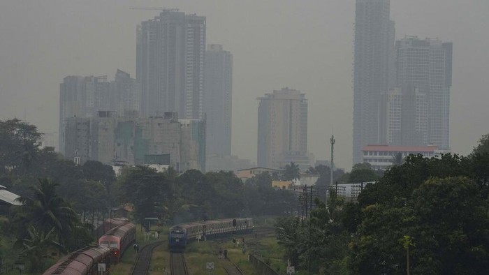 Sri Lanka saat ini sedang menghadapi cuaca ekstrim. Asap dan kabut menutupi sebagian kota di Sri Lanka, membuat kualitas udara di negara tersebut tidak sehat.
