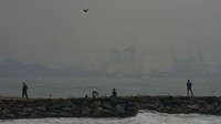 Sejumlah orang memancing di salah satu pantai yang berada di Kolombo, Sri Lanka, Jumat (9/12/2022).