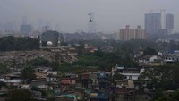 Tampak asap dan kabut menyelimuti ibu kota, Kolombo. Saat ini Sri Lanka sedang menghadapi cuaca yang ekstrim.
