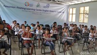 Learning Center ini memfokuskan pemberian edukasi Bahasa Inggris guna mendukung SDM layak kerja sebagai bentuk perkembangan ekonomi global dari sektor pariwisata Sumba yang dianggap memiliki potensi tinggi akan wisatawan. Sesuai dengan data Badan Pusat Statistik, pada tahun 2021 tercatat wisatawan Sumba Barat, Timur, dan Barat Daya sekitar 30.994 jiwa, di mana wisatawan asing menyumbang 1.205 jiwa.  