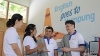 (Kiri-kanan) Ketua Yayasan English Goes to Kampung, Jenni Rios, Founder of English Goes to Kampung, Roswita Asti Kulla, Compliance and Risk Management Director Asuransi Astra, Adi Sepiarso dan President Director Asuransi Astra, Rudy Chen berbincang usai meresmikan learning center di Sumba Barat.