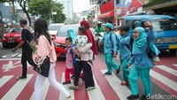 Sebelumnya Pemkot Depok mengatakan SDN ini berada tepat di samping jalan raya sehingga berpotensi membahayakan para pelajar. 