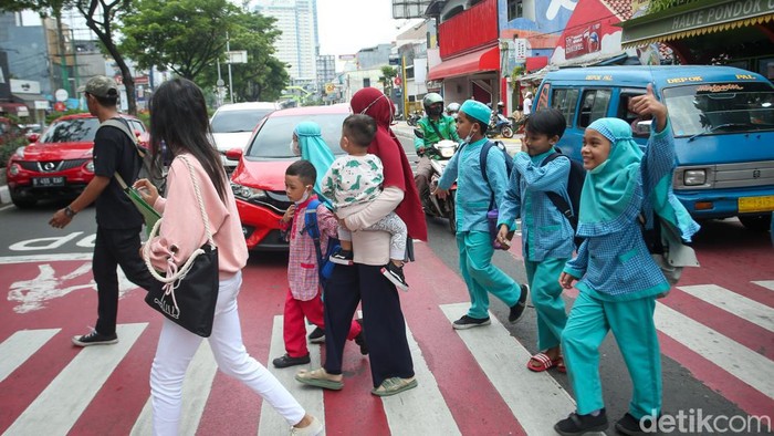 Sejumlah siswa beraktivitas di SDN Pondok Cina 1, Depok, Jumat (9/12/2022). Hari ini merupakan aktivitas terakhir bagi anak-anak di sekolah ini.