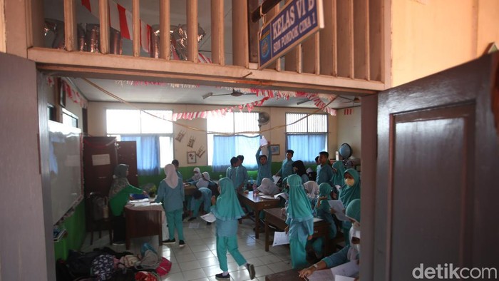 Sejumlah siswa beraktivitas di SDN Pondok Cina 1, Depok, Jumat (9/12/2022). Hari ini merupakan aktivitas terakhir bagi anak-anak di sekolah ini.