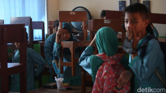 Sejumlah siswa beraktivitas di SDN Pondok Cina 1, Depok, Jumat (9/12/2022). Hari ini merupakan aktivitas terakhir bagi anak-anak di sekolah ini.