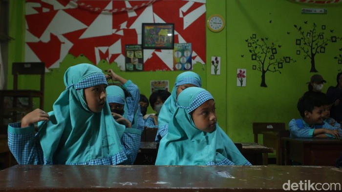 Sejumlah siswa beraktivitas di SDN Pondok Cina 1, Depok, Jumat (9/12/2022). Hari ini merupakan aktivitas terakhir bagi anak-anak di sekolah ini.