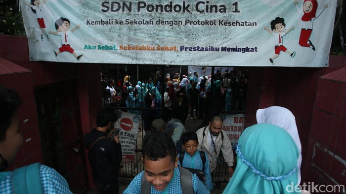 Sejumlah siswa beraktivitas di SDN Pondok Cina 1, Depok, Jumat (9/12/2022). Hari ini merupakan aktivitas terakhir bagi anak-anak di sekolah ini.