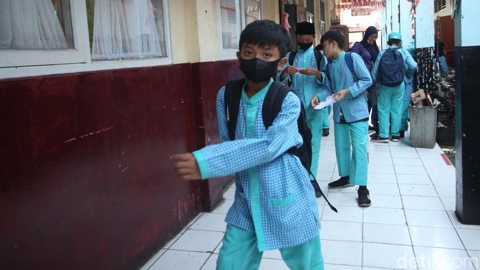 Sejumlah siswa beraktivitas di SDN Pondok Cina 1, Depok, Jumat (9/12/2022). Hari ini merupakan aktivitas terakhir bagi anak-anak di sekolah ini.