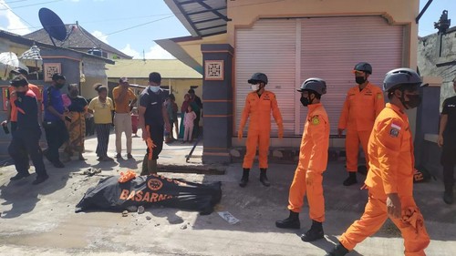 Basarnas saat mengevakuasi jenazah Putu Nova Apriana, di gorong-gorong depan rumah kos milik warga Desa Lokapaksa, Kecamatan Seririt, Kabupaten Buleleng, Bali, Jumat (9/12/2022).