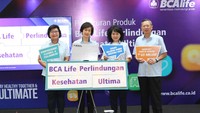 Direktur & Chief Compliance Officer BCA Life Sukawati Lubis, Presiden Direktur & Chief Executive Officer BCA Life Christine Setyabudhi, Direktur & Chief Distribution Officer BCA Life Eva Agrayani, Direktur & Chief Operation Officer BCA Life Yannes Chandra saat peluncuran BCA Life Perlindungan Kesehatan Ultima, di Jakarta.