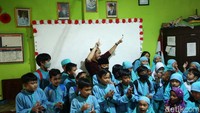 Giring sempat foto bersama siswa SDN Pondok Cina 1.