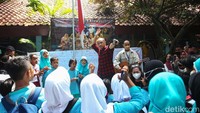 Giring menyanyikan dua lagu berjudul Laskar Pelangi dan Hapus Aku.