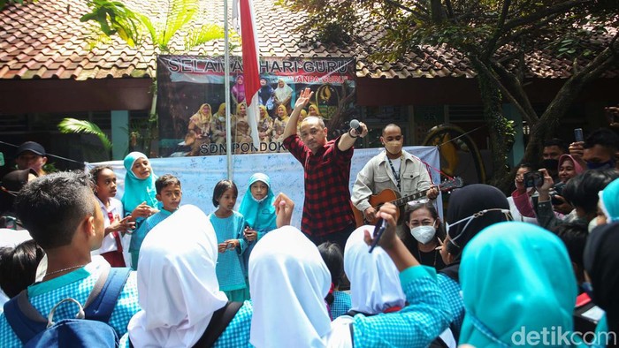 Beri Semangat Siswa, Giring Nyanyi di SDN Pocin 1 Ketua PSI Giring Ganesha mengunjungi siswa SDN Pocin 1 yang sekolahnya bakal digusur Pemkot Depok, Jumat (9/12/2022). Giring mengecek kelas dan bernyanyi bersama siswa.