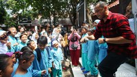 Giring juga mengajak siswa goyang bersama.