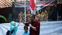 Giring juga memberikan semangat kepada para siswa terkait rencana relokasi sekolah.
