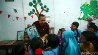 Kedatangan Giring disambut meriah oleh siswa SDN Pocin 1.