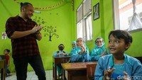 Di dalam kelas Giring dikejutkan dengan anak-anak yang kompak bernyanyi lagu Laskar Pelangi.