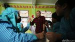 Beri Semangat Siswa, Giring Nyanyi di SDN Pocin 1 Depok