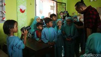 Di kesempatan yang sama, Giring menyampaikan imbauan kepada Pemkot Depok. Giring meminta Pemkot Depok menyediakan terlebih dahulu gedung sekolah pengganti sebelum menggusur SDN Pocin 1.