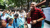 Giring bernyanyi bersama siswa di halaman SDN Pondok Cina 1, Depok, Jawa Barat.