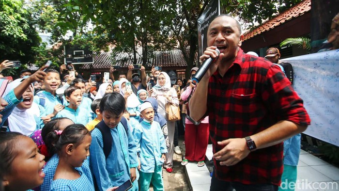 Beri Semangat Siswa, Giring Nyanyi di SDN Pocin 1 Ketua PSI Giring Ganesha mengunjungi siswa SDN Pocin 1 yang sekolahnya bakal digusur Pemkot Depok, Jumat (9/12/2022). Giring mengecek kelas dan bernyanyi bersama siswa.