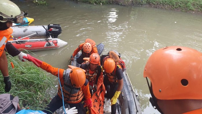 Bocah tenggelam di Kali Cakung Jaktim ditemukan tewas. (dok. Tim SAR Jakarta)
