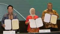 Direktur Utama BSI Hery Gunardi (kiri), Dekan Fakultas Kedokteran Gigi Universitas Indonesia Nia Ayu Ismaniati (tengah) dan Rektor Universitas Indonesia Ari Kuncoro (kanan) saat penandatanganan nota kesepahaman antara BSI dengan Universitas Indonesia dalam bidang pendidikan, penelitian, pengabdian kepada masyarakat serta pemanfaatan dan penggunaan layanan jasa dan produk perbankan syariah di Auditorium Makara UI, Depok (8/12).