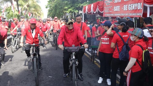 Bupati Tabanan Komang Gede Sanjaya mengayuh sepeda saat pencanangan Car Free Day, Minggu (6/11/2022).
