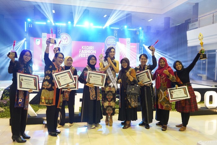 cat walk pada Kediri Fashion Festival