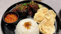 Sementara chef Juna menampilkan Short Ribs Konro yang bumbunya meresap sampai ke dalam serat daging.