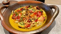 Tongseng kambing buatannya terasa nikmat. Chef Renatta membocorkan rahasia yaitu menumis kol lebih dulu sampai gosong.
