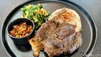 Bebek betutu ini tergolong legendaris karena sudah dijajakan sejak 1975. Ibu Ray berkomitmen hanya memilih rempah segar untuk dijadikan bumbu.