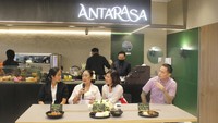 Antarasa adalah restoran milik dua chef selebriti, Chef Juna dan Chef Renatta bersama Dailybox Group. Mereka juga menggandeng perwakilan UMKM kuliner. Foto: Antarasa