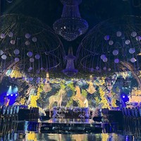 Sementara dekorasi pada bagian dalamnya tak kalah megah dan mewah. Dengan didominasi warna ungu dan kuning, serta dua buah ornamen seperti patung kuda di bagian tengahnya, resepsi Chelsea dan Rob Clinton itu terlihat bak di negeri dongeng. Foto: Instagram/@lxemoments