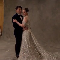 Chelsea Islan dan suami tampil menawan dalam busana berwarna silver dan hitam. Chelsea tampil cantik mengenakan gaun panjang berwarna silver, sementara Clinton gagah mengenakan kemeja putih yang dipadukan dengan setelan jas berwarna hitam. Penampilannya itu kemudian dilengkapi dengan sebuah dasi kupu-kupu. Foto: Instagram/@lxemoments