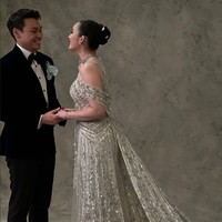 Gaun silver cantik yang dikenakan oleh Chelsea berasal dari Tex Saverio. Dipadukan dengan gaya rambut simpel dengan hanya disanggul ke belakang, penampilan Chelsea terlihat begitu anggun dan cantik. Foto: Instagram/@lxemoments