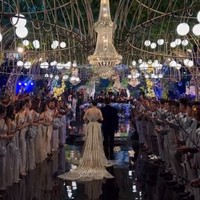 Saat memasuki gedung acara resepsi, kedua pengantin baru itu disambut dengan para groomsmen dan bridesmaid yang telah berdiri berjajar. Foto: Instagram/@lxemoments