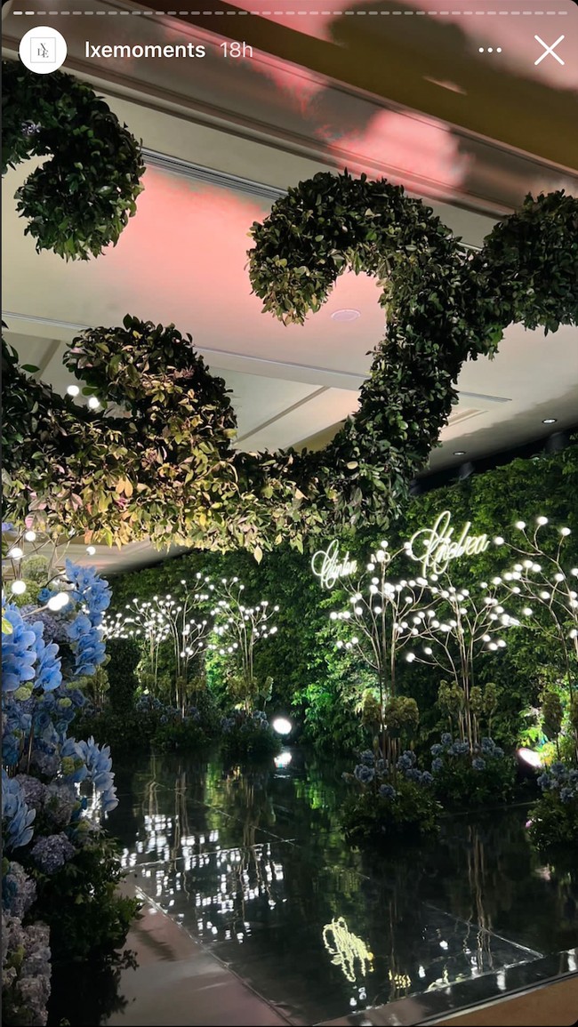 Resepsi pernikahan Chelsea Islan dan Rob Clinton digelar dengan mewah dengan dekorasi yang begitu menawan bak berada di negeri dongeng. Dekorasi resepsi pernikahannya itu tampak dipenuhi oleh begitu banyak bunga dan daun-daun hijau seperti berada di sebuah taman. Foto: Instagram/@lxemoments