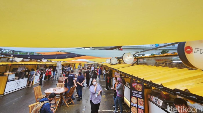 Lebih dari 100 kuliner seru hadir di Allo Bank Food Festival yang digelar di area parkir Transmart MT Haryono, Jakarta. Yuk, intip keseruannya.