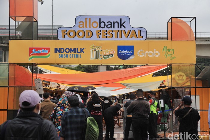 Lebih dari 100 kuliner seru hadir di Allo Bank Food Festival yang digelar di area parkir Transmart MT Haryono, Jakarta. Yuk, intip keseruannya.