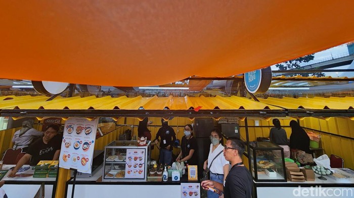 Cicip Ratusan Kuliner Seru di Allo Ban Food Festival Lebih dari 100 kuliner seru hadir di Allo Bank Food Festival yang digelar di area parkir Transmart MT Haryono, Jakarta. Yuk, intip keseruannya.