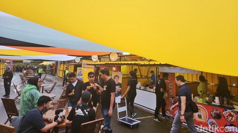 Lebih dari 100 kuliner seru hadir di Allo Bank Food Festival yang digelar di area parkir Transmart MT Haryono, Jakarta. Yuk, intip keseruannya.