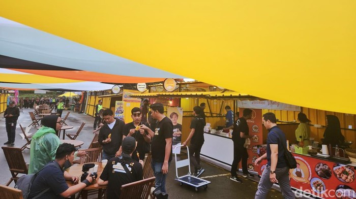 Cicip Ratusan Kuliner Seru di Allo Ban Food Festival Lebih dari 100 kuliner seru hadir di Allo Bank Food Festival yang digelar di area parkir Transmart MT Haryono, Jakarta. Yuk, intip keseruannya.
