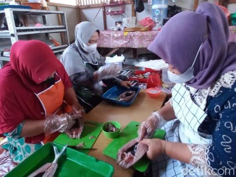 Cicipi Stik Duri Bandeng saat Mampir Kota Pasuruan