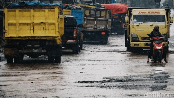 Ganasnya Hidup di Jalur Truk Tambang Parung Panjang