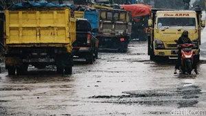 Ganasnya Hidup di Jalur Truk Tambang Parung Panjang
