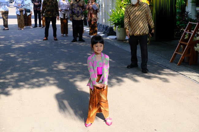 Inilah cucu kedua Jokowi, Sedah Mirah Nasution, anak dari Kahiyang Ayu dan Bobby Nasution. Sedah yang berusia empat tahun terlihat menggemaskan di momen siraman Kaesang. Seperti La Lembah Manah, dia juga memadukan kebaya dan kainnya dengan kalung mutiara serta selop fuschia berpita. Foto: Dok. Tim Media Erina & Kaesang