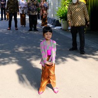 Inilah cucu kedua Jokowi, Sedah Mirah Nasution, anak dari Kahiyang Ayu dan Bobby Nasution. Sedah yang berusia empat tahun terlihat menggemaskan di momen siraman Kaesang. Seperti La Lembah Manah, dia juga memadukan kebaya dan kainnya dengan kalung mutiara serta selop fuschia berpita. Foto: Dok. Tim Media Erina & Kaesang