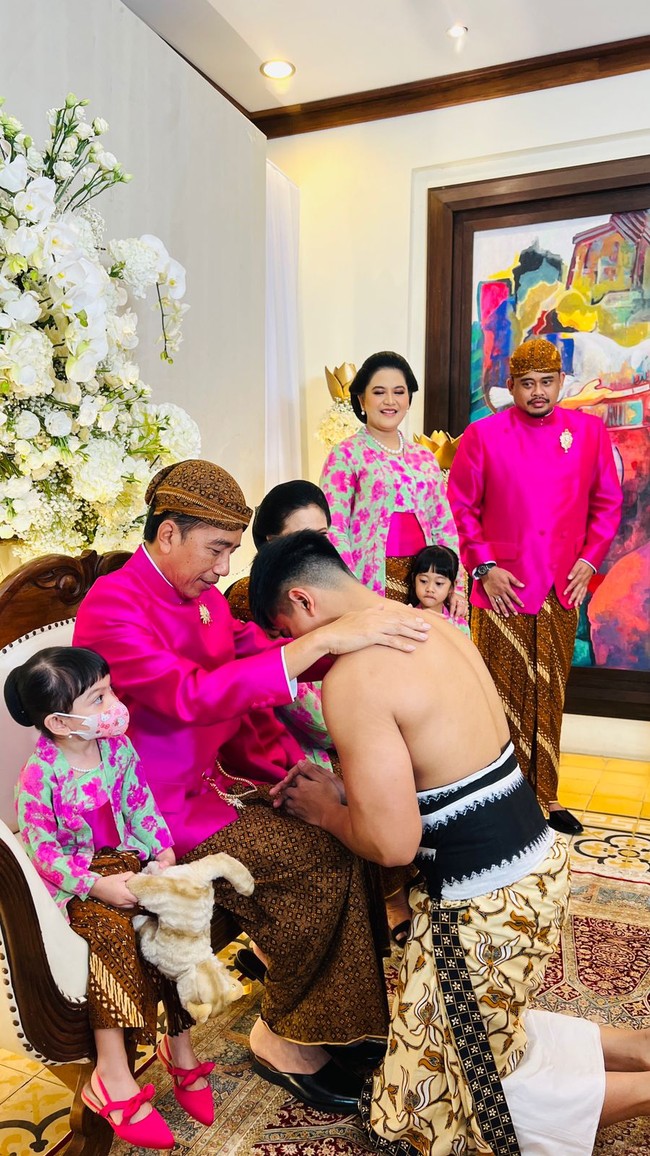 Menjelang pernikahannya dengan Erina Gudono, Kaesang melakukan siraman di kediamannya di Solo, Jawa Tengah, Jumat (9/12/2022). Sebelum siraman, Kaesang melakukan sungkeman kepada kedua orangtuanya, Jokowi dan Iriana. Saat momen sungkeman inilah kehadiran cucu-cucu Jokowi mencuri atensi. Foto: Dok. Tim Media Erina & Kaesang